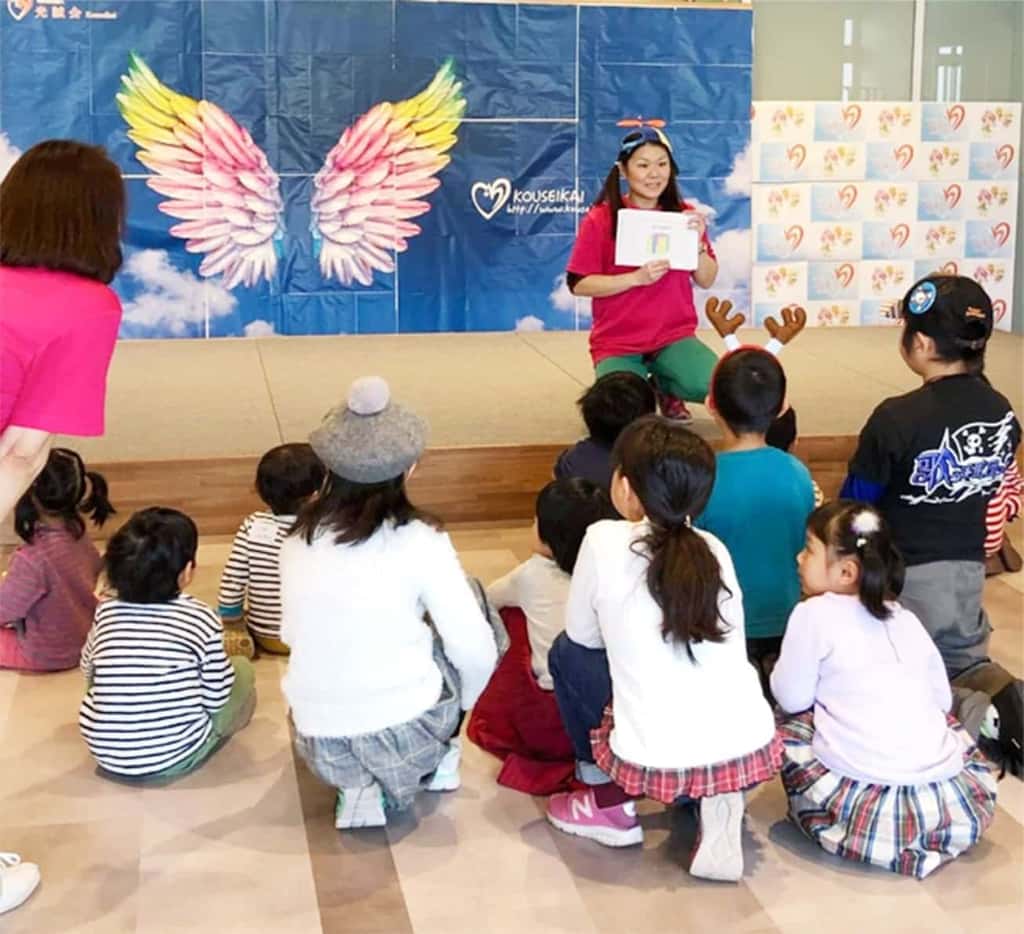 英語のたまごの講師、二宮絵美がレッスンしている写真